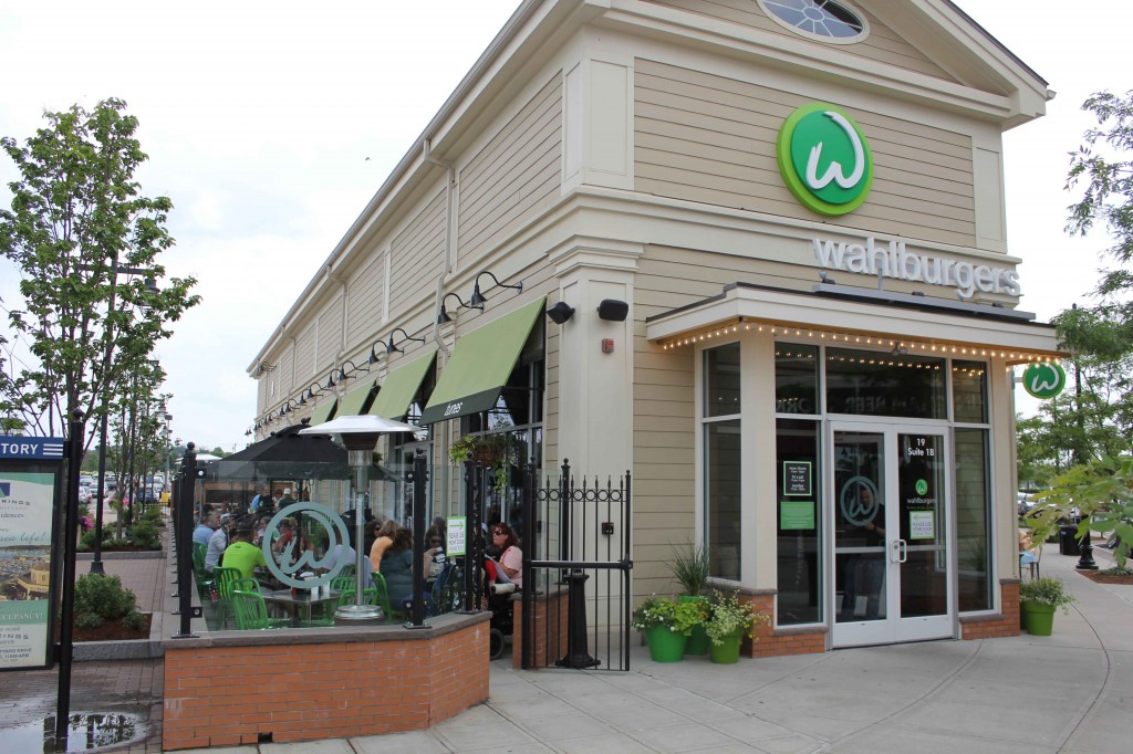 wahlburgers-outside